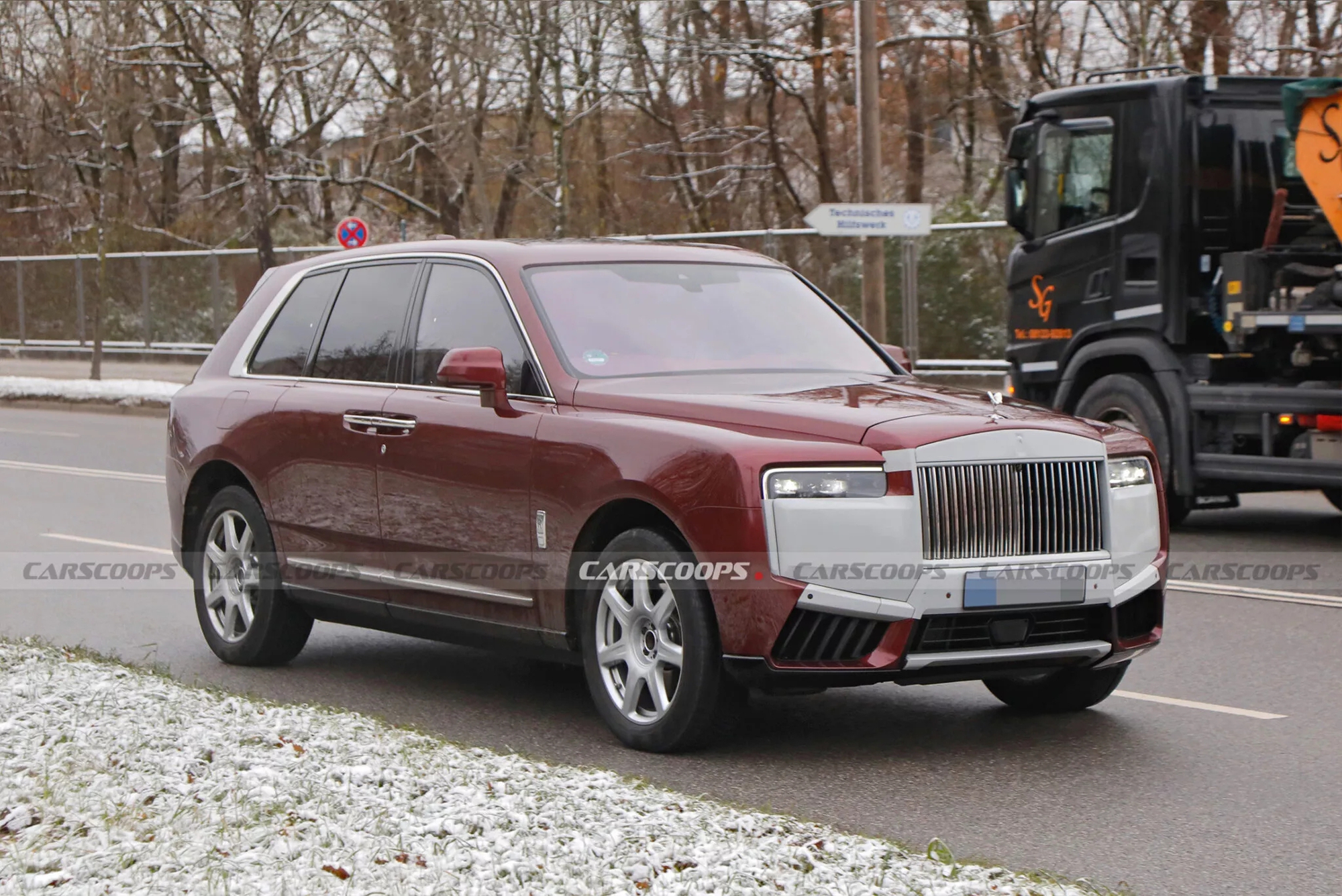 Rolls-Royce Cullinan 2024 lộ diện trên đường thử nhưng sự thay đổi này sẽ khiến các đại gia vui mừng - Ảnh 1.