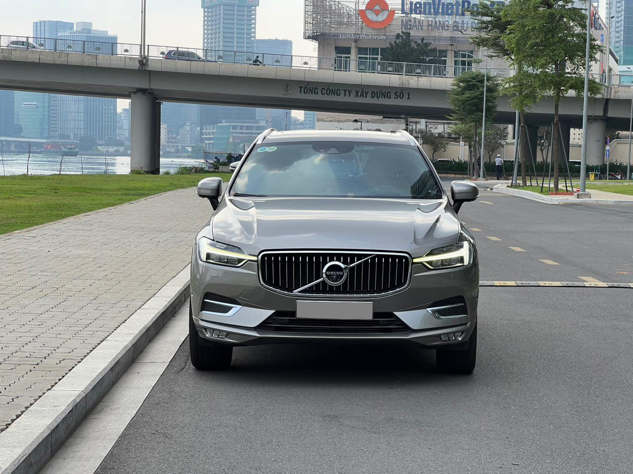 Volvo XC60 rao bán chỉ 1,3 tỷ đồng: Lô xe nhập giới hạn, có nhiều 'đồ chơi' hơn hẳn xe đời mới - Ảnh 1.