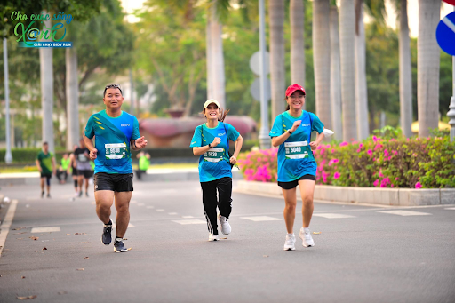 Hàng triệu km đường chạy marathon “biến” thành 60 tỷ cho cộng đồng: Khi từng bước chạy làm nên điều kỳ diệu - Ảnh 1.