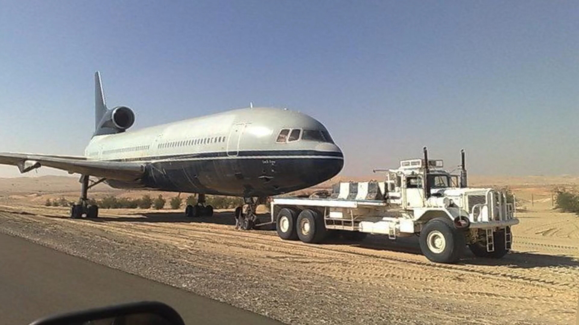 Xe tải khổng lồ của tỉ phú Trung Đông: Khỏe đến mức có thể kéo máy bay trên sa mạc dễ dàng - Ảnh 7.