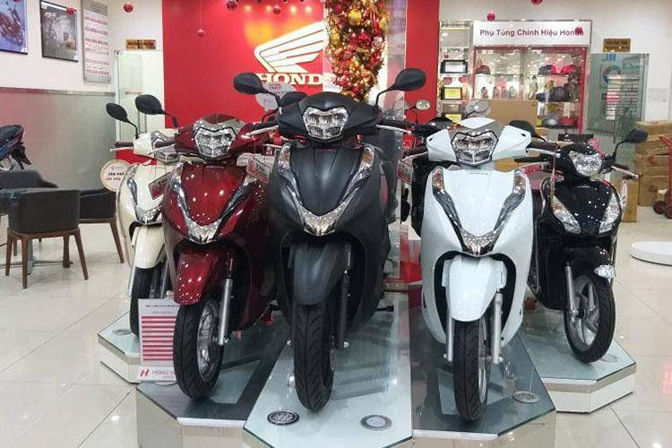 Giá xe máy đồng loạt giảm sâu: Winner X lao dốc gần 20 triệu đồng, Honda Vision, SH... cùng giảm mạnh - Ảnh 1.