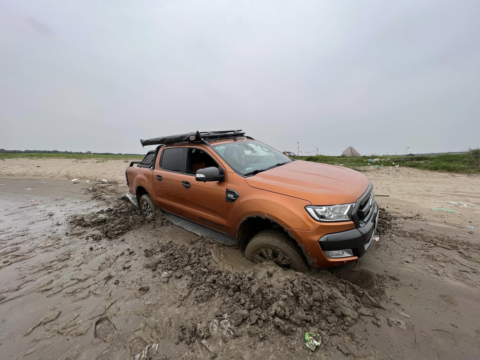 Chủ Ford Ranger mang xe ra thử off-road và có cái kết  đen đủi: Người lái 'tưởng toàn cát hoá ra toàn đất sét' - Ảnh 2.