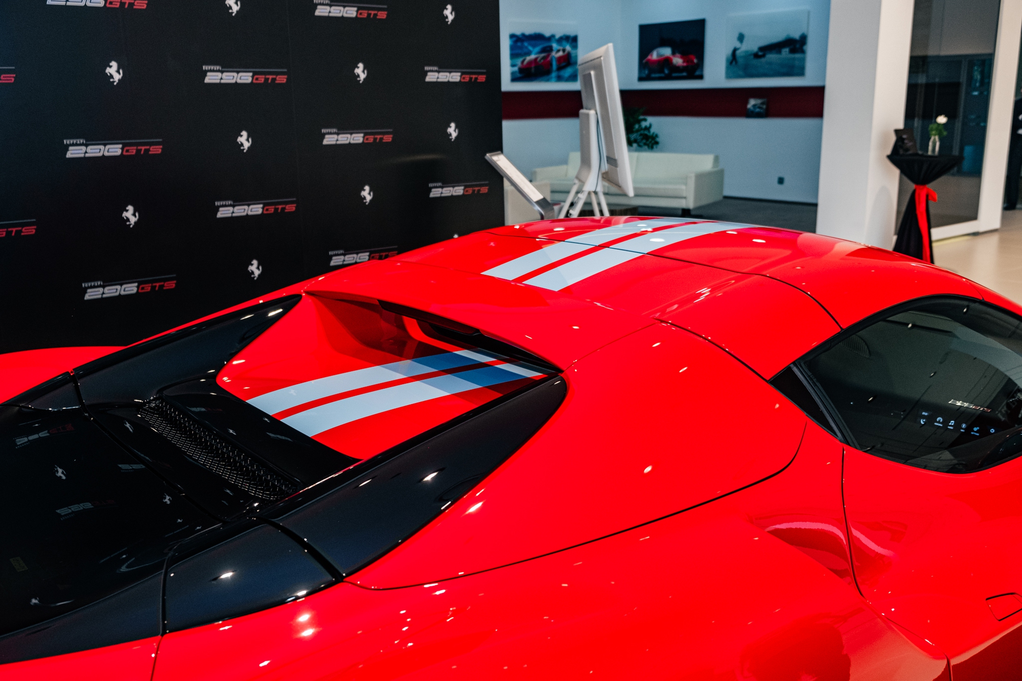 Những bí mật về Ferrari 296 GTS vừa ra mắt VN: Khách mua xe cần cọc 2,5 tỷ, dải sơn trang trí giá hơn 1 tỷ đồng - Ảnh 12.