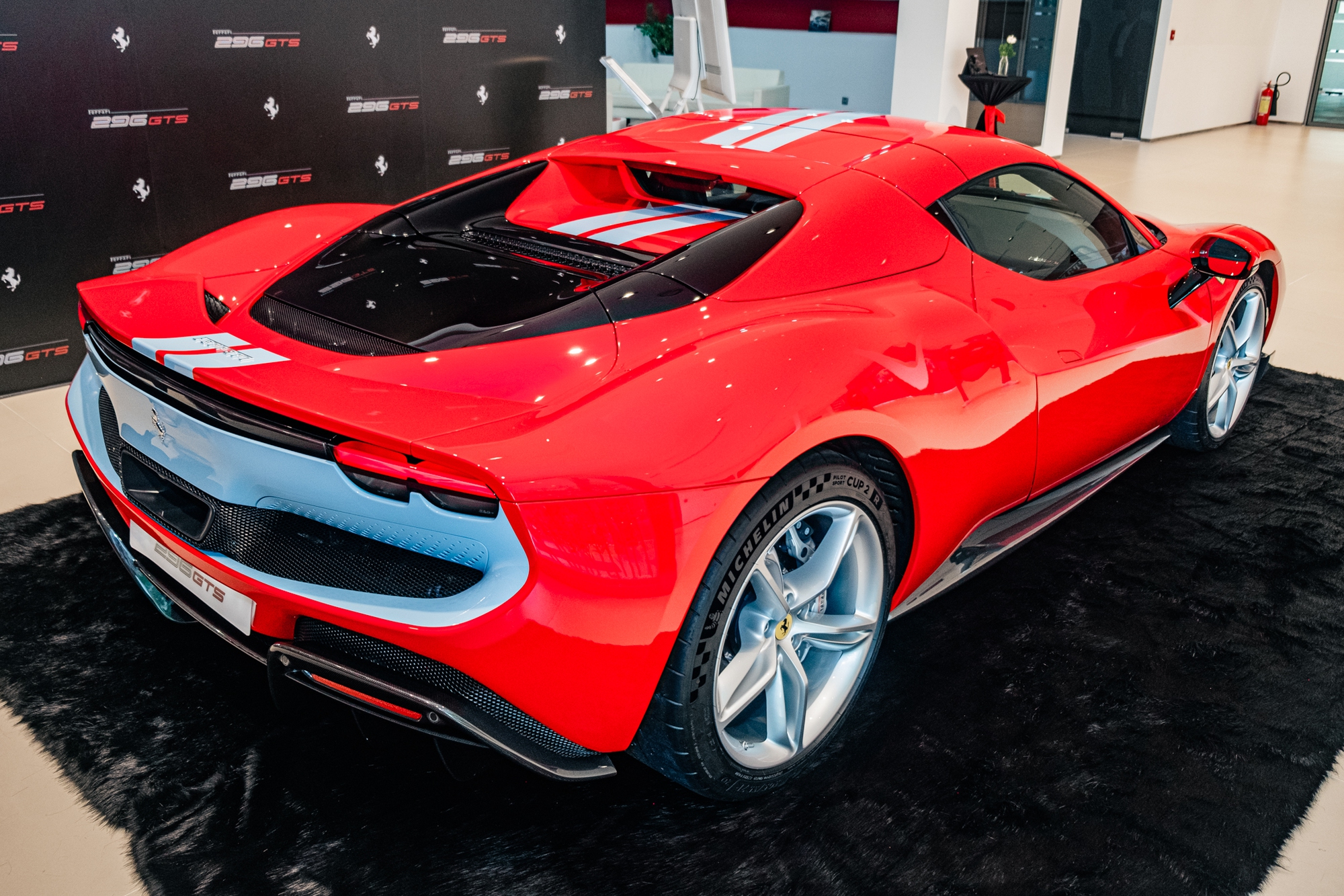Những bí mật về Ferrari 296 GTS vừa ra mắt VN: Khách mua xe cần cọc 2,5 tỷ, dải sơn trang trí giá hơn 1 tỷ đồng - Ảnh 7.