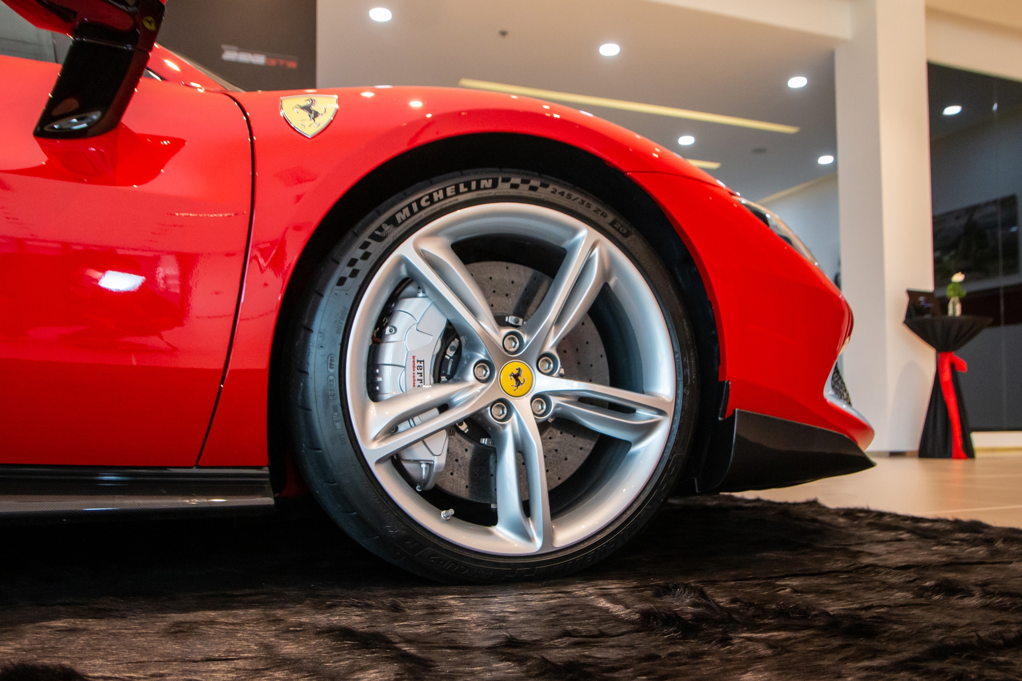 Những bí mật về Ferrari 296 GTS vừa ra mắt VN: Khách mua xe cần cọc 2,5 tỷ, dải sơn trang trí giá hơn 1 tỷ đồng - Ảnh 8.