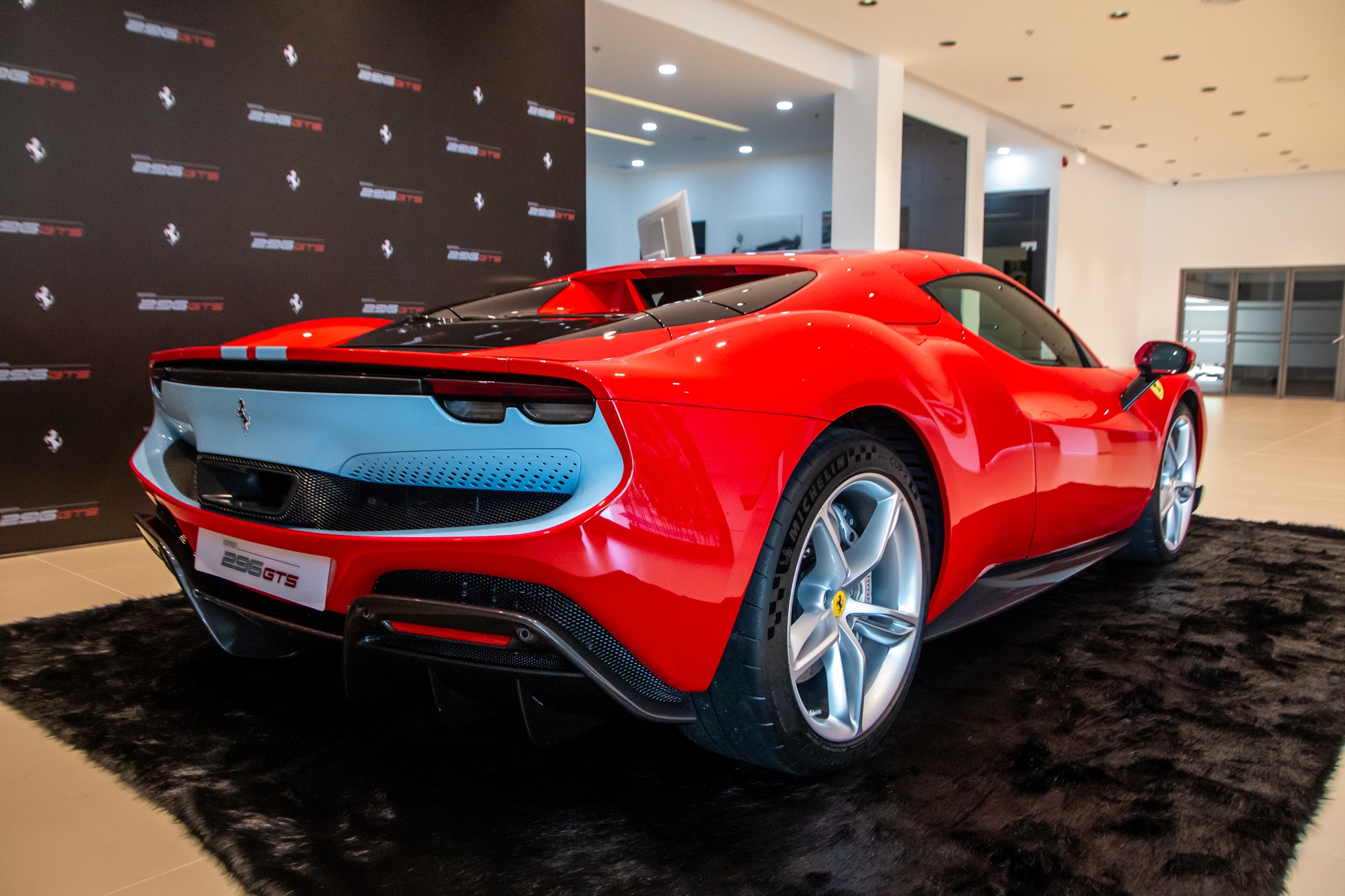 Ferrari 296 GTS ra mắt Việt Nam: Siêu xe mui trần giá khởi điểm 23 tỷ đồng, đặt hàng phải chờ một năm rưỡi - Ảnh 8.