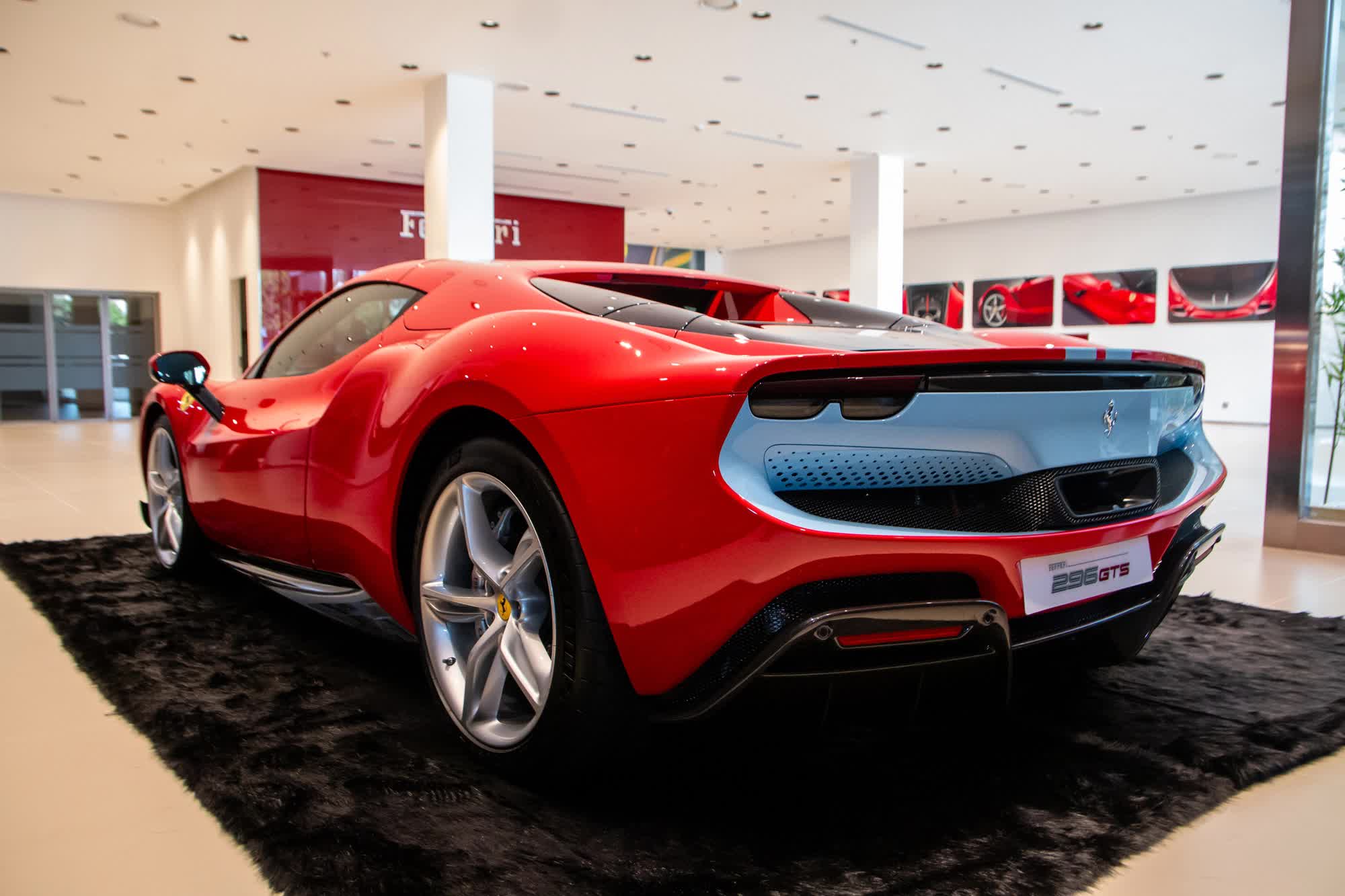 Những bí mật về Ferrari 296 GTS vừa ra mắt VN: Khách mua xe cần cọc 2,5 tỷ, dải sơn trang trí giá hơn 1 tỷ đồng - Ảnh 9.