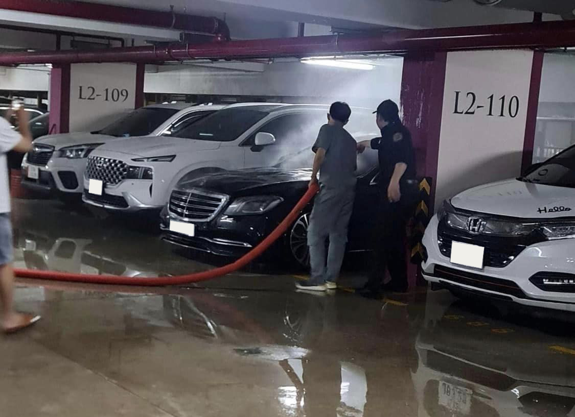 Đang đỗ xe trong hầm, Mercedes-Benz S 450L trị giá 5 tỷ đồng của ‘máy hát’ Duy Mạnh đột nhiên bốc cháy - Ảnh 2.