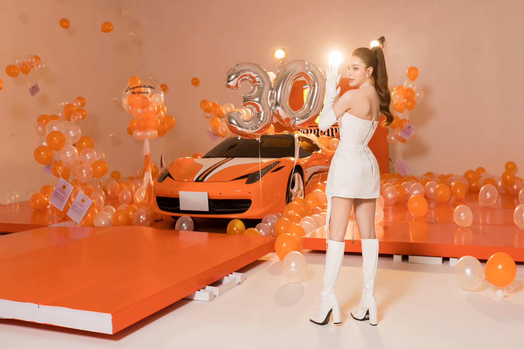 Hot girl Bến Tre tậu Ferrari 458 Spider hàng hiếm nhân dịp sinh nhật 30 tuổi - Ảnh 2.