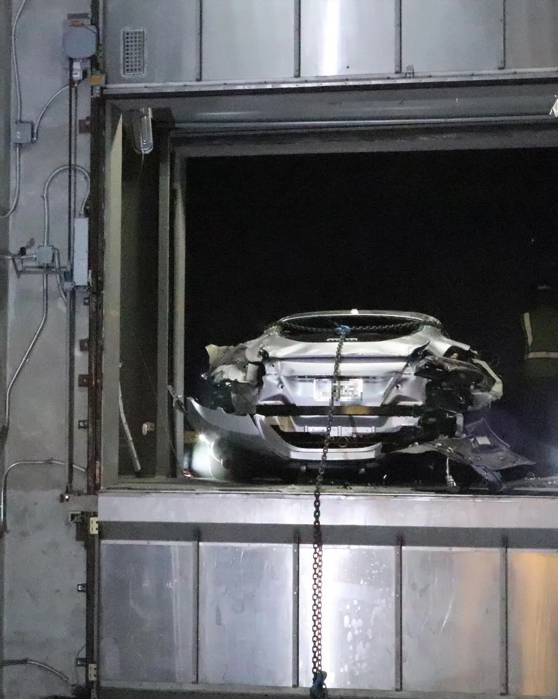 Xe Ferrari tiền tỉ bất ngờ rớt thang máy, bị hư hại nghiêm trọng - Ảnh 4.