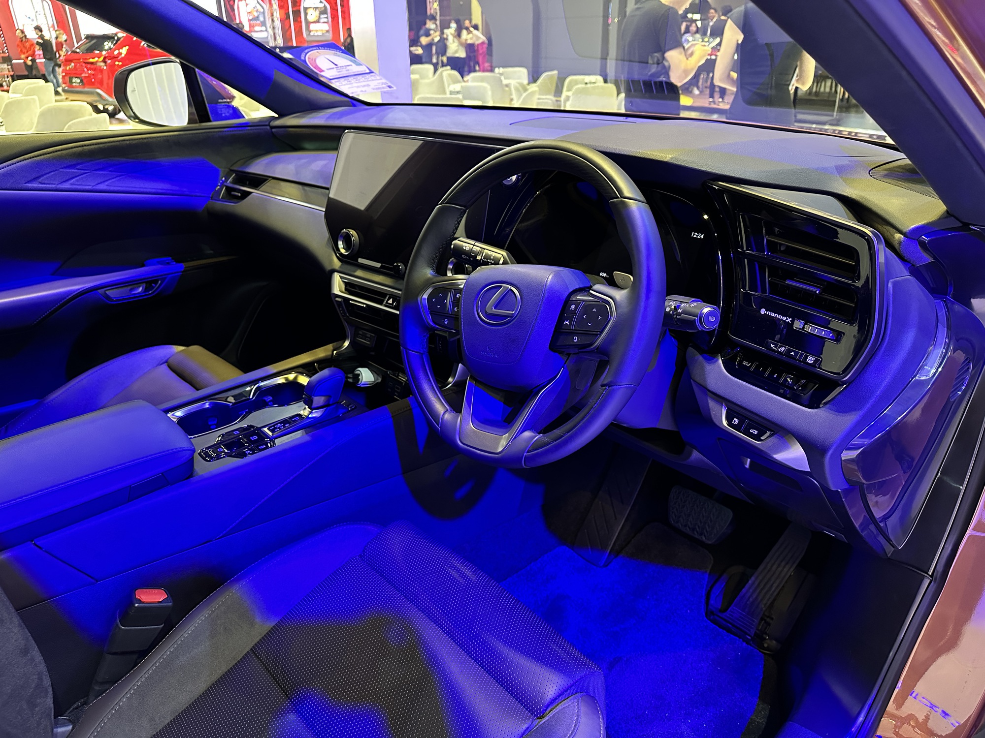 Lexus RX 2023 lộ diện ‘trần trụi’ ở Việt Nam: Bản tiêu chuẩn bóng bẩy, giá dự kiến rẻ hơn GLE 1 tỷ đồng - Ảnh 5.