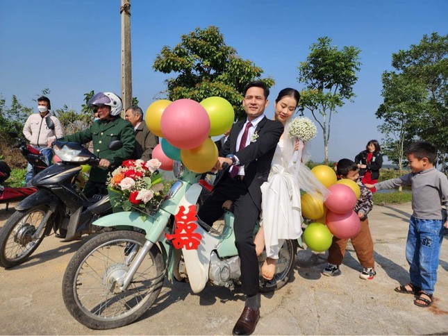 Đám cưới rước dâu bằng hàng chục xe Cub ở Hà Tĩnh 'gây sốt' - Ảnh 7.