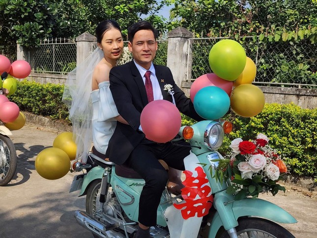 Đám cưới rước dâu bằng hàng chục xe Cub ở Hà Tĩnh 'gây sốt' - Ảnh 2.