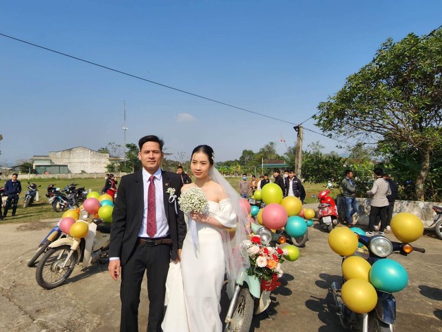 Đám cưới rước dâu bằng hàng chục xe Cub ở Hà Tĩnh 'gây sốt' - Ảnh 6.