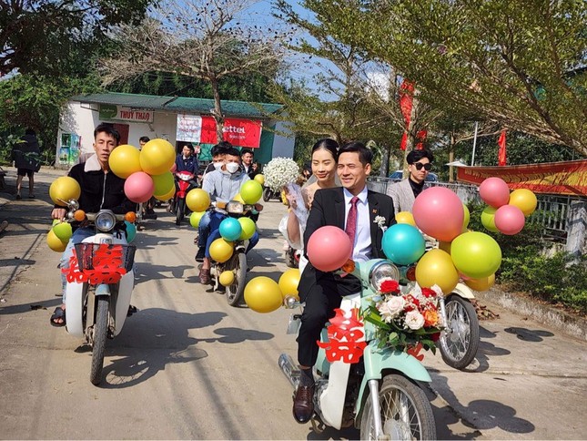 Đám cưới rước dâu bằng hàng chục xe Cub ở Hà Tĩnh 'gây sốt' - Ảnh 3.