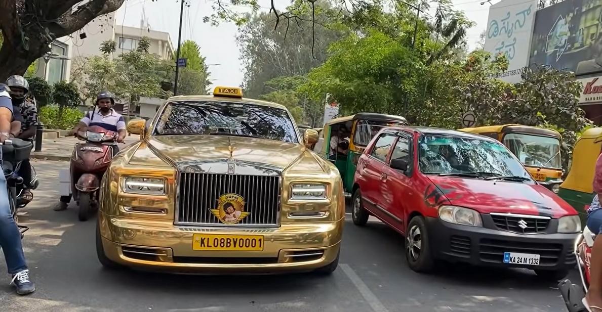 Cũng là taxi nhưng không phải Vios: Triệu phú mang hẳn Rolls-Royce Phantom 'mạ vàng' đi chạy dịch vụ khiến dân tình trầm trồ - Ảnh 2.