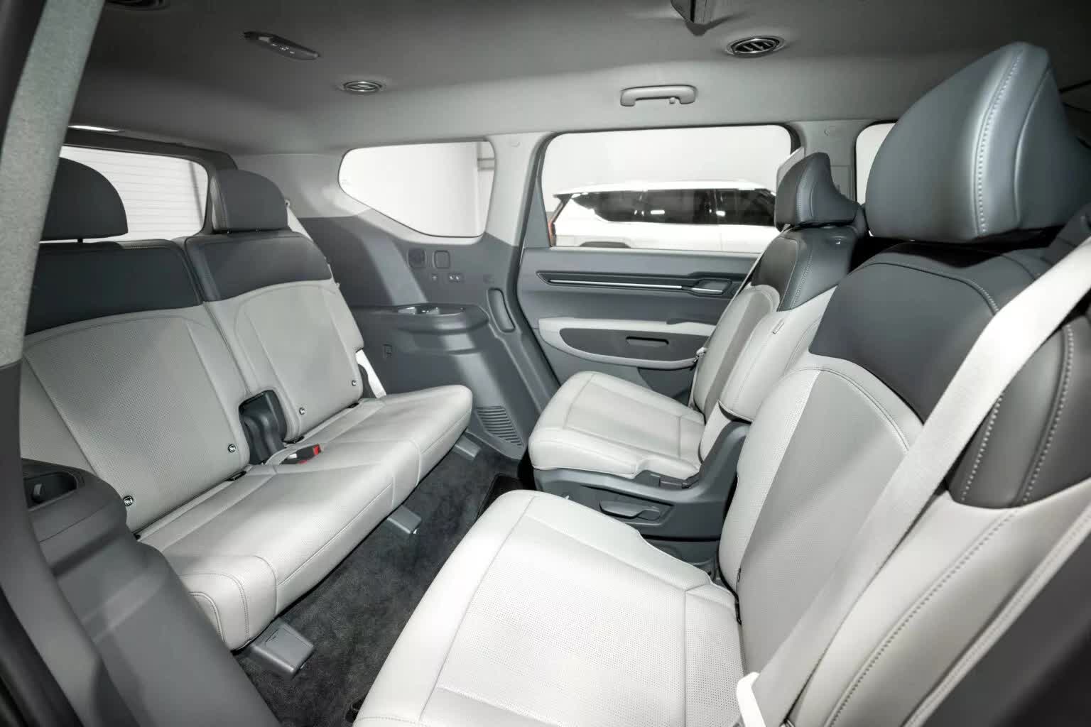 Kia EV9 ra mắt: To hơn cả Telluride, ghế xoay 180 độ, SUV điện phổ thông 3 hàng ghế đầu tiên trên thị trường - Ảnh 3.