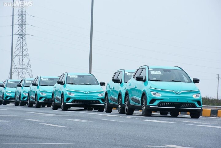 Đoàn taxi điện VinFast rời nhà máy về Hà Nội, chuẩn bị vận hành trong tháng 4 - Ảnh 2.