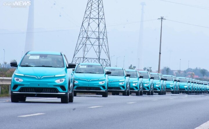 Đoàn taxi điện VinFast rời nhà máy về Hà Nội, chuẩn bị vận hành trong tháng 4 - Ảnh 1.