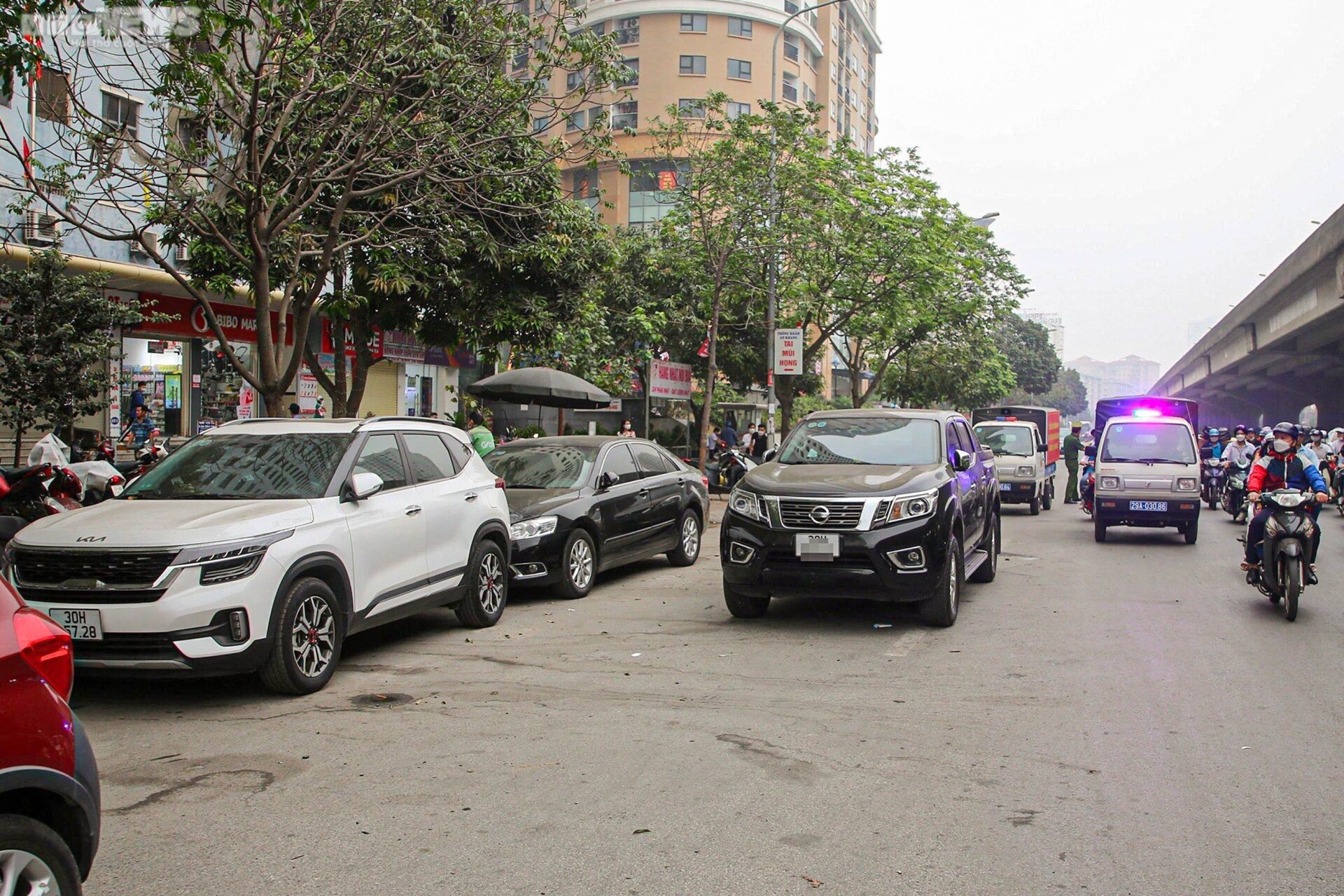 Bị phạt vì đỗ xe giữa lòng đường, tài xế nói 'biết sai nhưng không còn cách nào' - Ảnh 3. Bị phạt vì đỗ xe giữa lòng đường, tài xế nói 'biết sai nhưng không còn cách nào' - Ảnh 3.