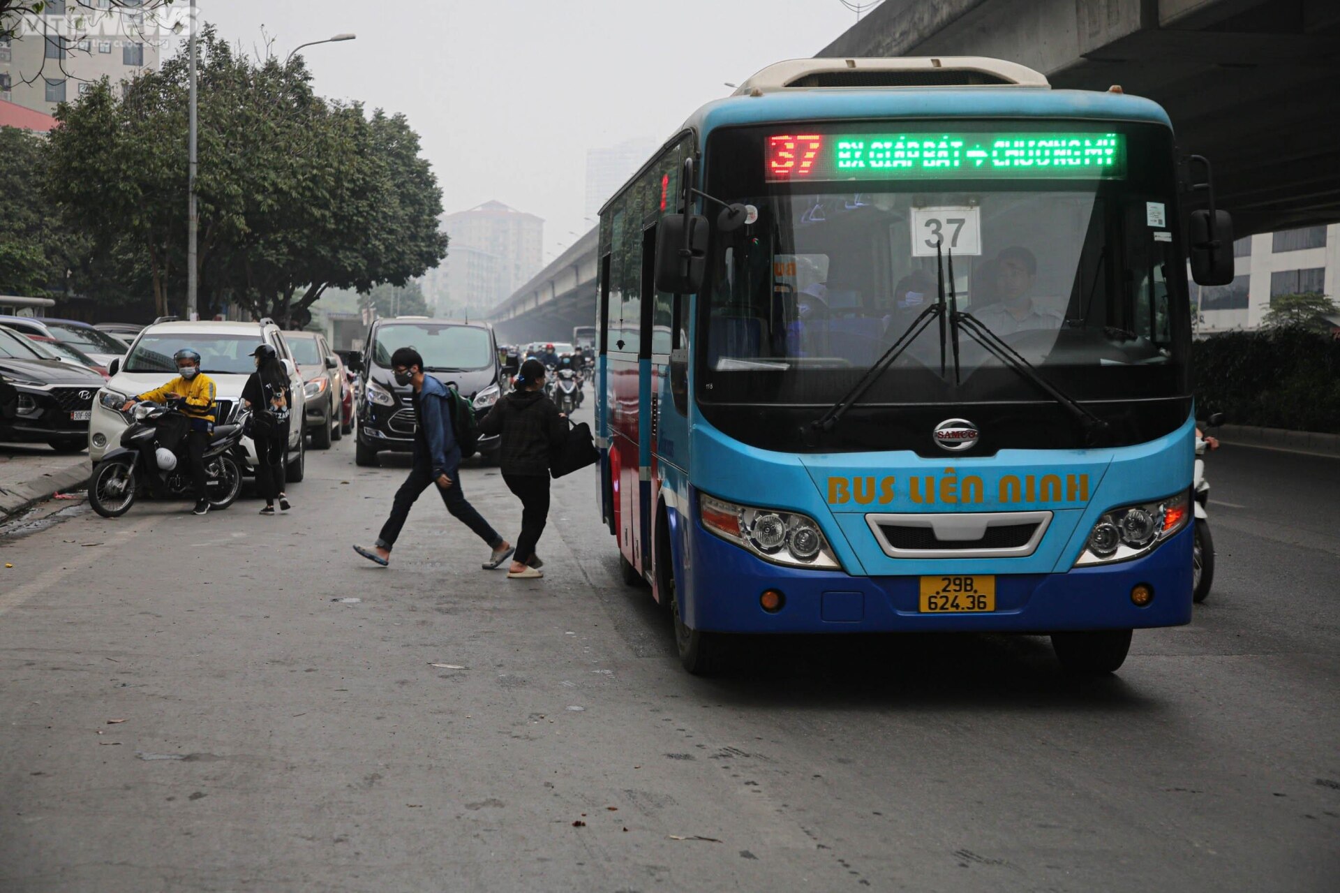 Bị phạt vì đỗ xe giữa lòng đường, tài xế nói 'biết sai nhưng không còn cách nào' - Ảnh 13.