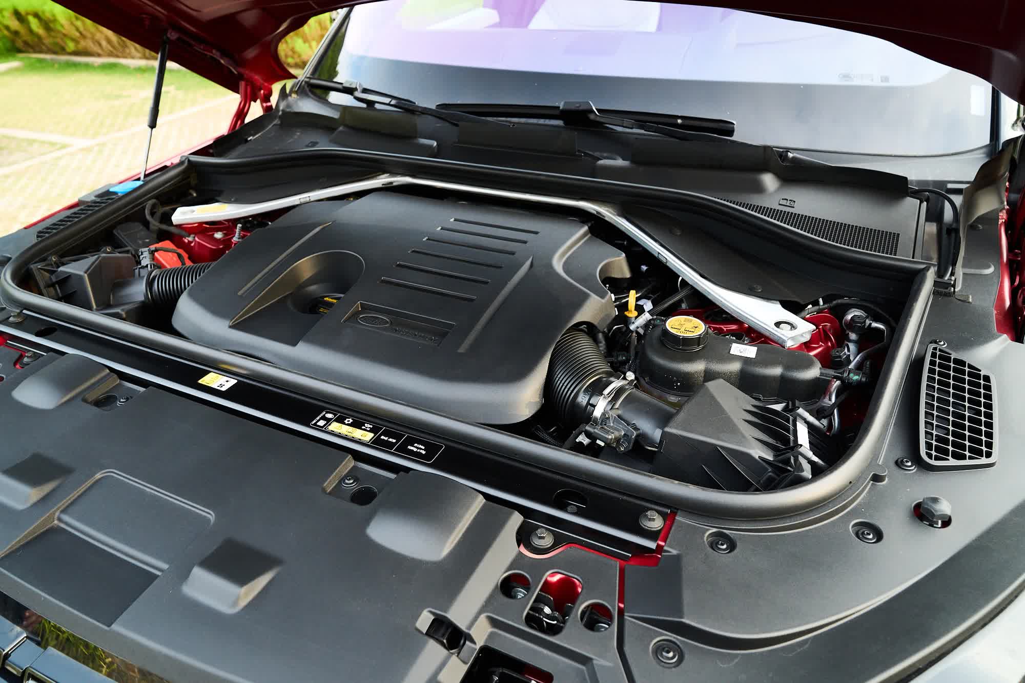 Range Rover Sport 2023 chính thức ra mắt Việt Nam: Giá khởi điểm từ 7,3 tỷ đồng, bản cao cấp nhất đắt gấp đôi BMW X5 - Ảnh 2.