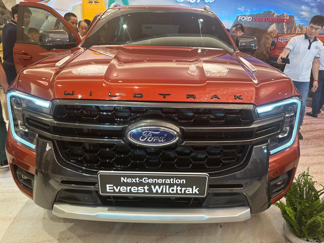 Ford Everest Wildtrak đã về đại lý Việt Nam: Giá 1,5 tỷ đồng, dự kiến giao xe tháng 5, nỗ lực cạnh tranh Santa Fe - Ảnh 6.