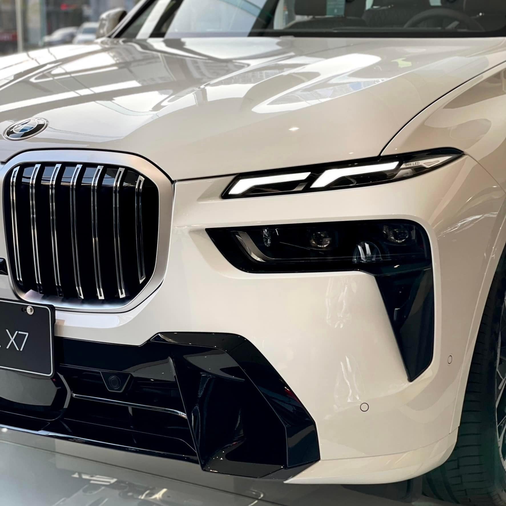 BMW 7-Series và X7 2023 lần đầu lộ diện tại Việt Nam: Bộ đôi xe sang từng gây tranh cãi vì đèn pha na ná VinFast, đấu S-Class và GLS - Ảnh 6.