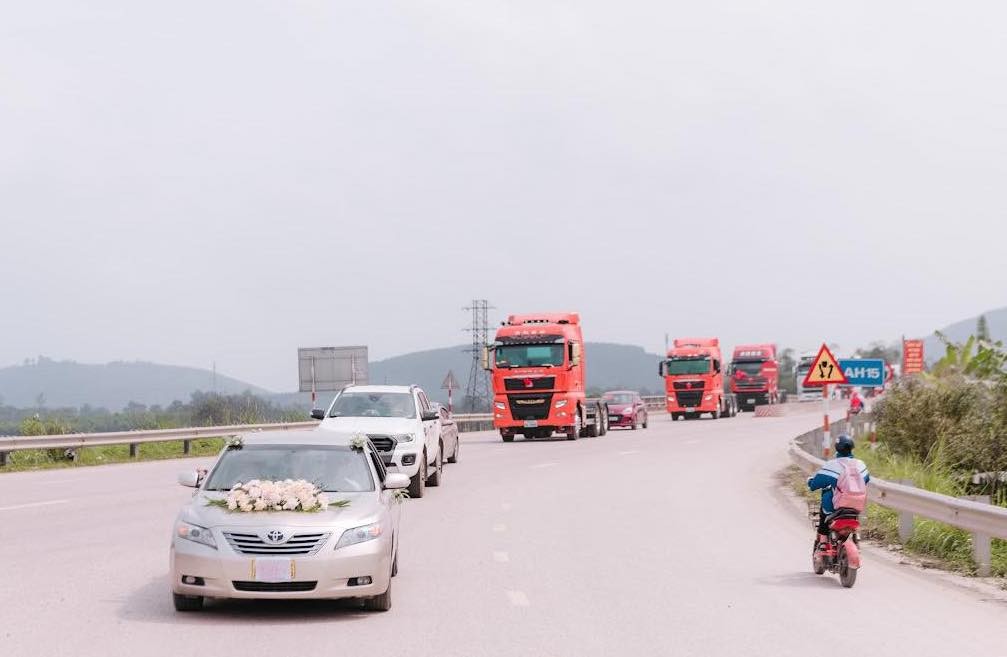 Chú rể Hà Tĩnh 'chơi lớn' rước dâu bằng 20 xe container - Ảnh 4.