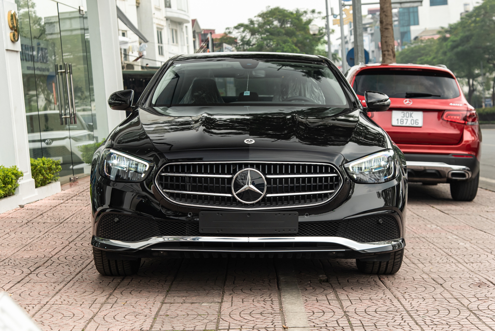 Muốn mua Mercedes-Benz E-Class mới với giá như xe cũ thì đây là một lựa chọn: Lăn bánh 30km, còn nguyên nilon và chưa ra biển nhưng rẻ hơn niêm yết 309 triệu đồng - Ảnh 3.