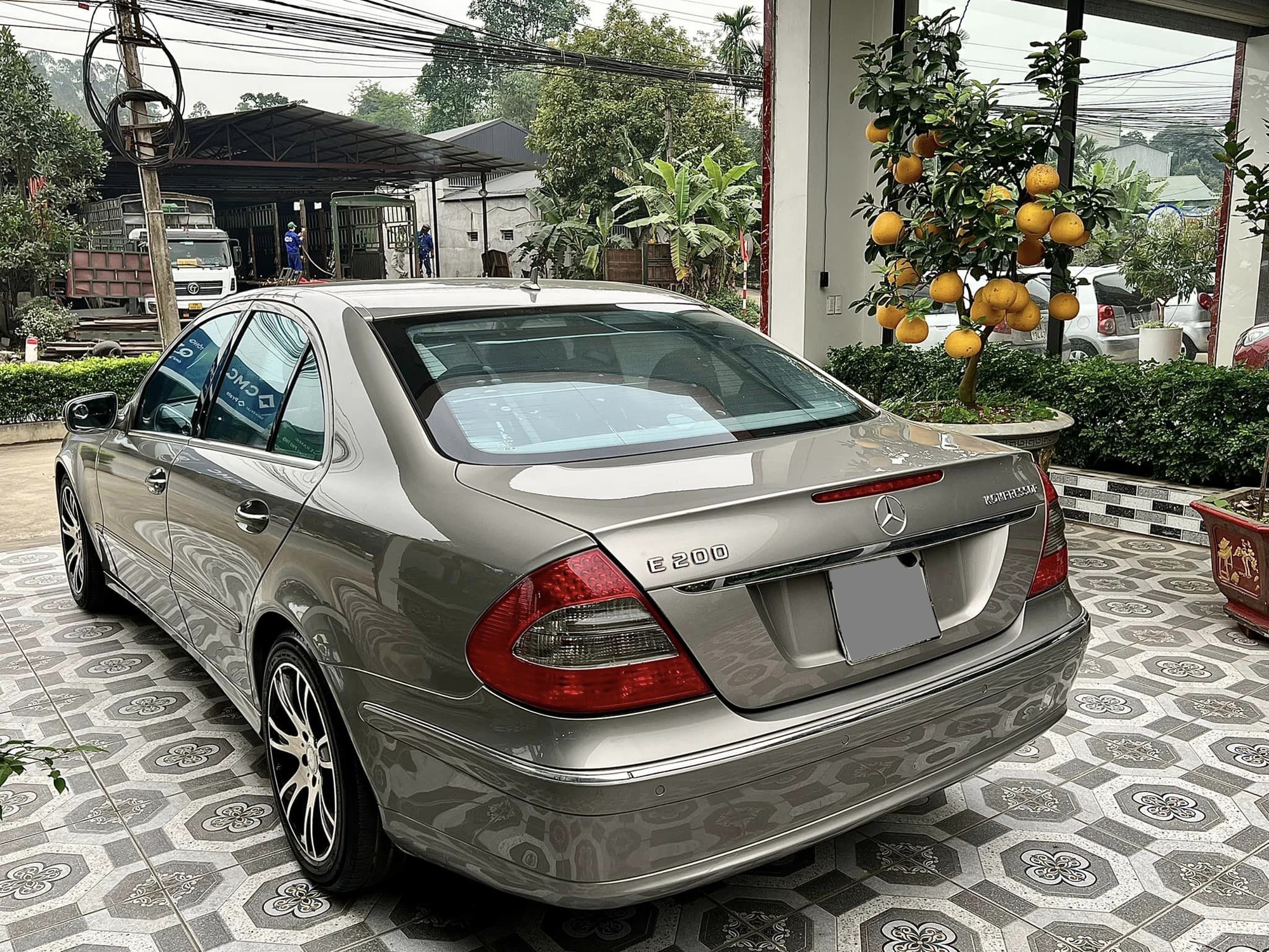 Mercedes-Benz E 200 15 năm tuổi được CĐM tấm tắc khen đẹp 'xuất xắc', rao bán chưa đến 300 triệu đồng - Ảnh 4.