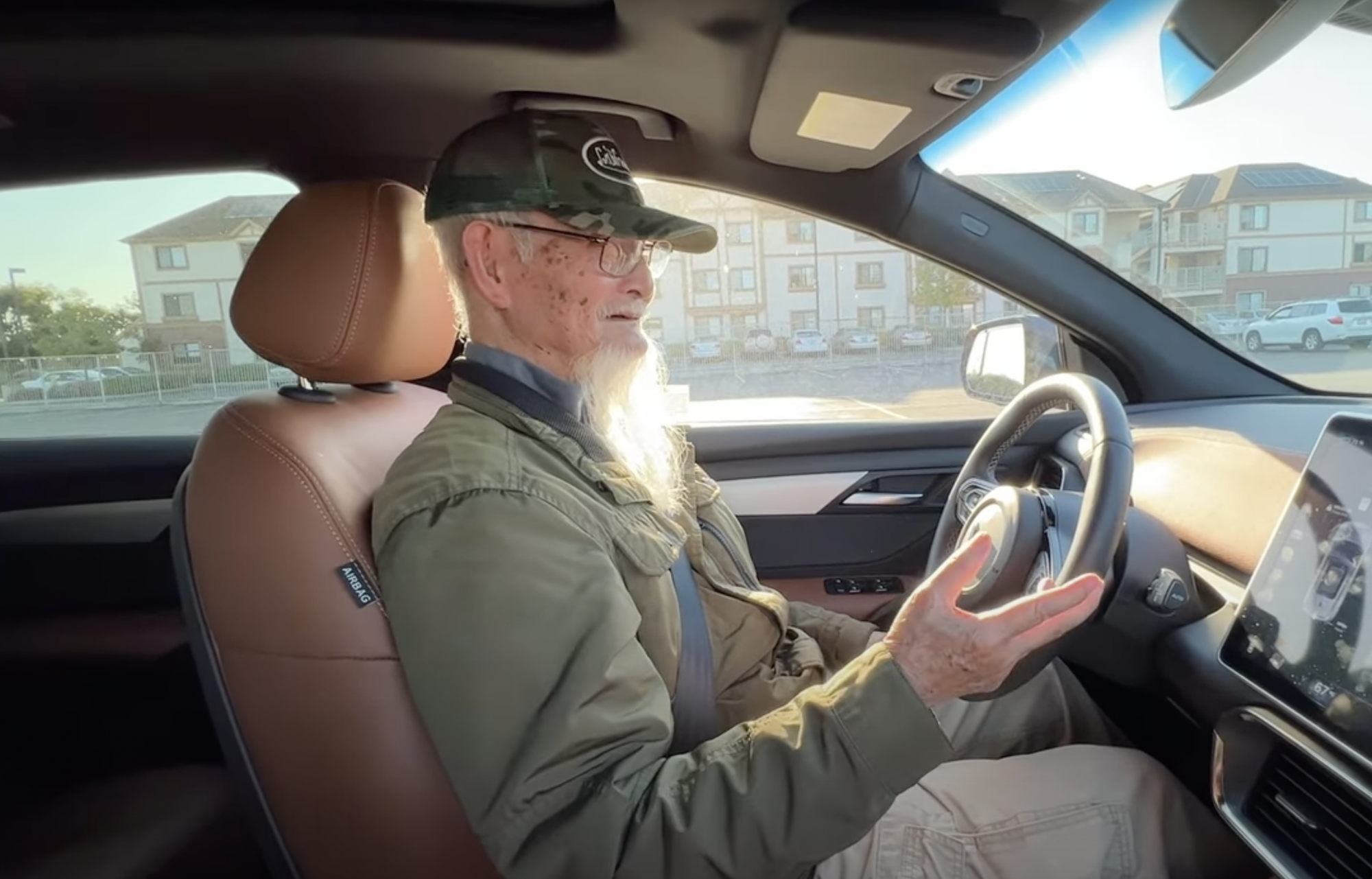 Cụ ông 90 tuổi chống gậy cầm lái VinFast VF 8: ‘Công nghệ như xe Mỹ, vỏ chắc hơn xe Nhật, cách làm thị trường thông minh, khác kiểu Nhật, Hàn’ - Ảnh 4.