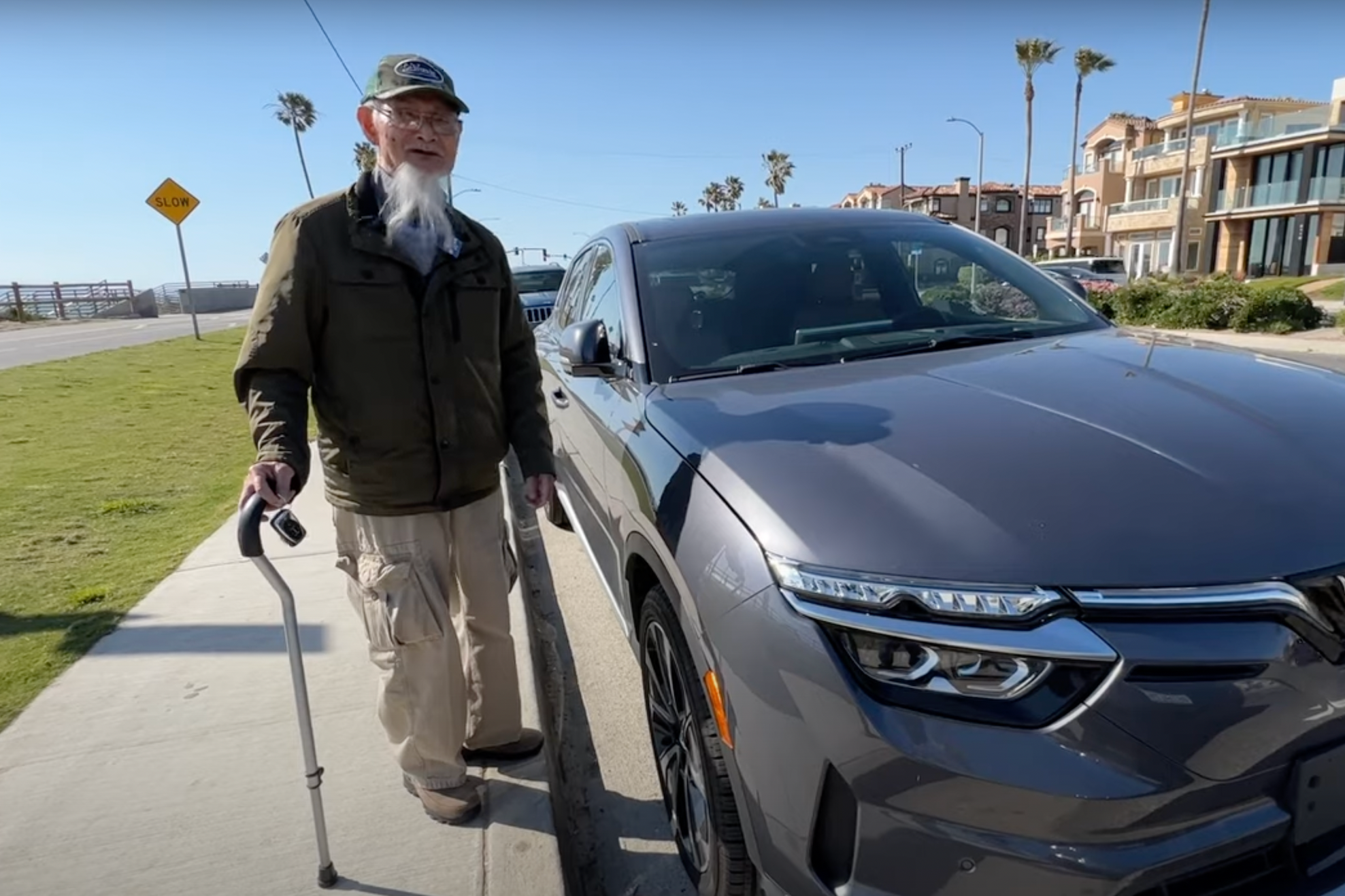 Cụ ông 90 tuổi chống gậy cầm lái VinFast VF 8: ‘Công nghệ như xe Mỹ, vỏ chắc hơn xe Nhật, cách làm thị trường thông minh, khác kiểu Nhật, Hàn’ - Ảnh 2.