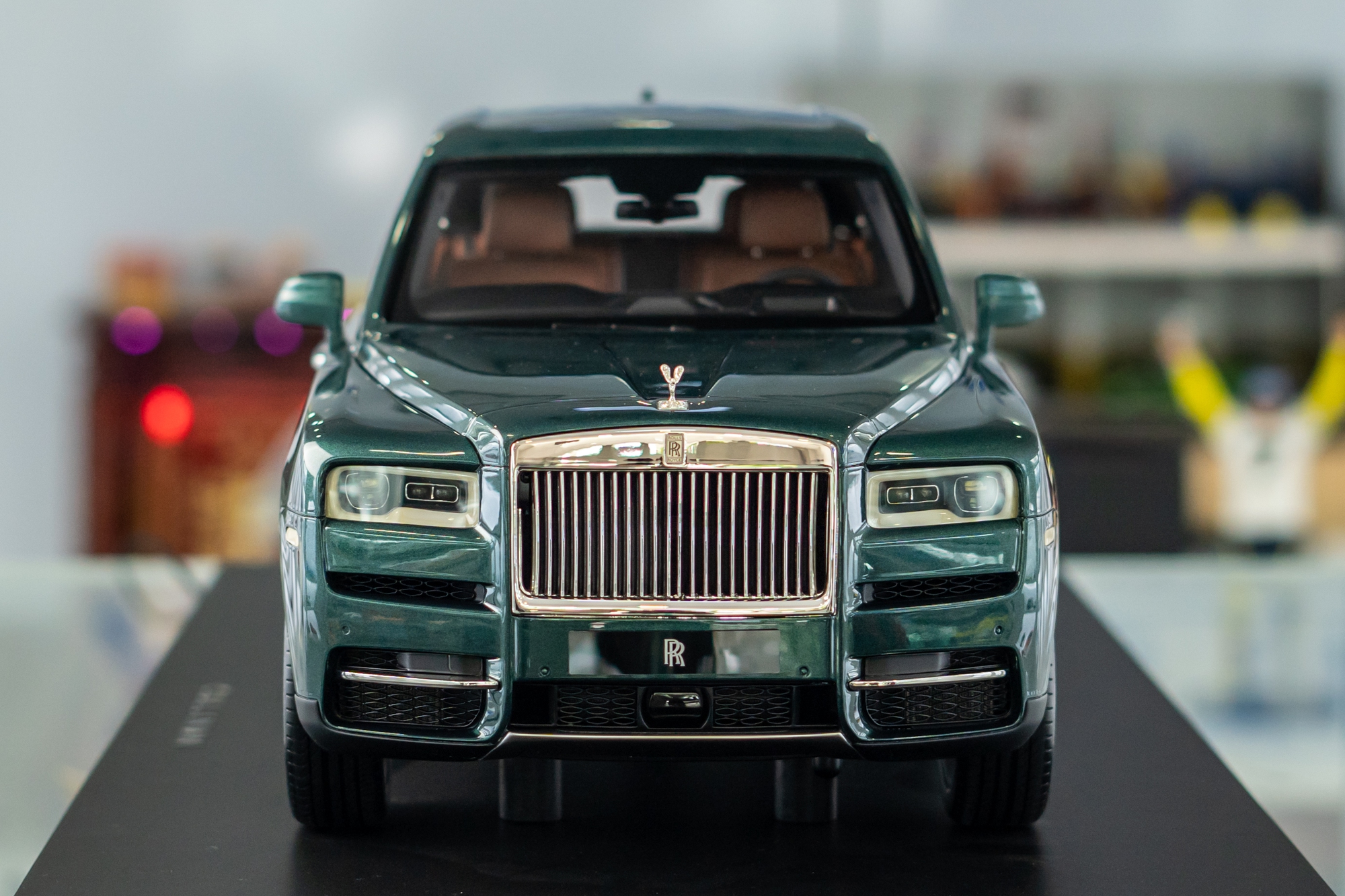 Mô hình Rolls-Royce Cullinan 1,2 tỷ đồng xuất hiện tại Việt Nam: Nhiều chi tiết như xe thật, có cả bầu trời sao - Ảnh 2.