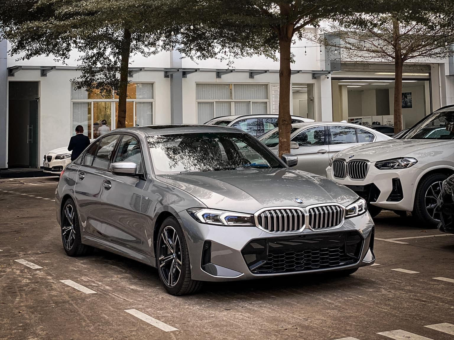 BMW 3-Series bản đắt nhất giá gần 1,9 tỷ đồng vừa về đại lý cho thấy nhiều điểm mới: Cắt phanh M, lần đầu có cửa nóc nhưng chưa bằng ‘Mẹc’ C - Ảnh 2.
