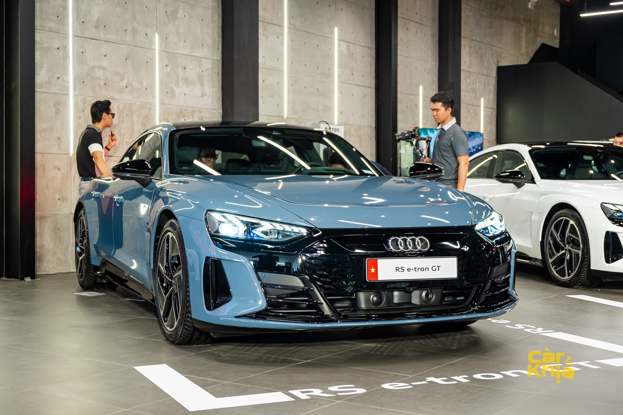 Audi RS e-tron GT giá 5,9 tỷ đồng tại Việt Nam: Sạc 5 phút đi 100km, đặt hàng 6 tháng mới có xe - Ảnh 2.