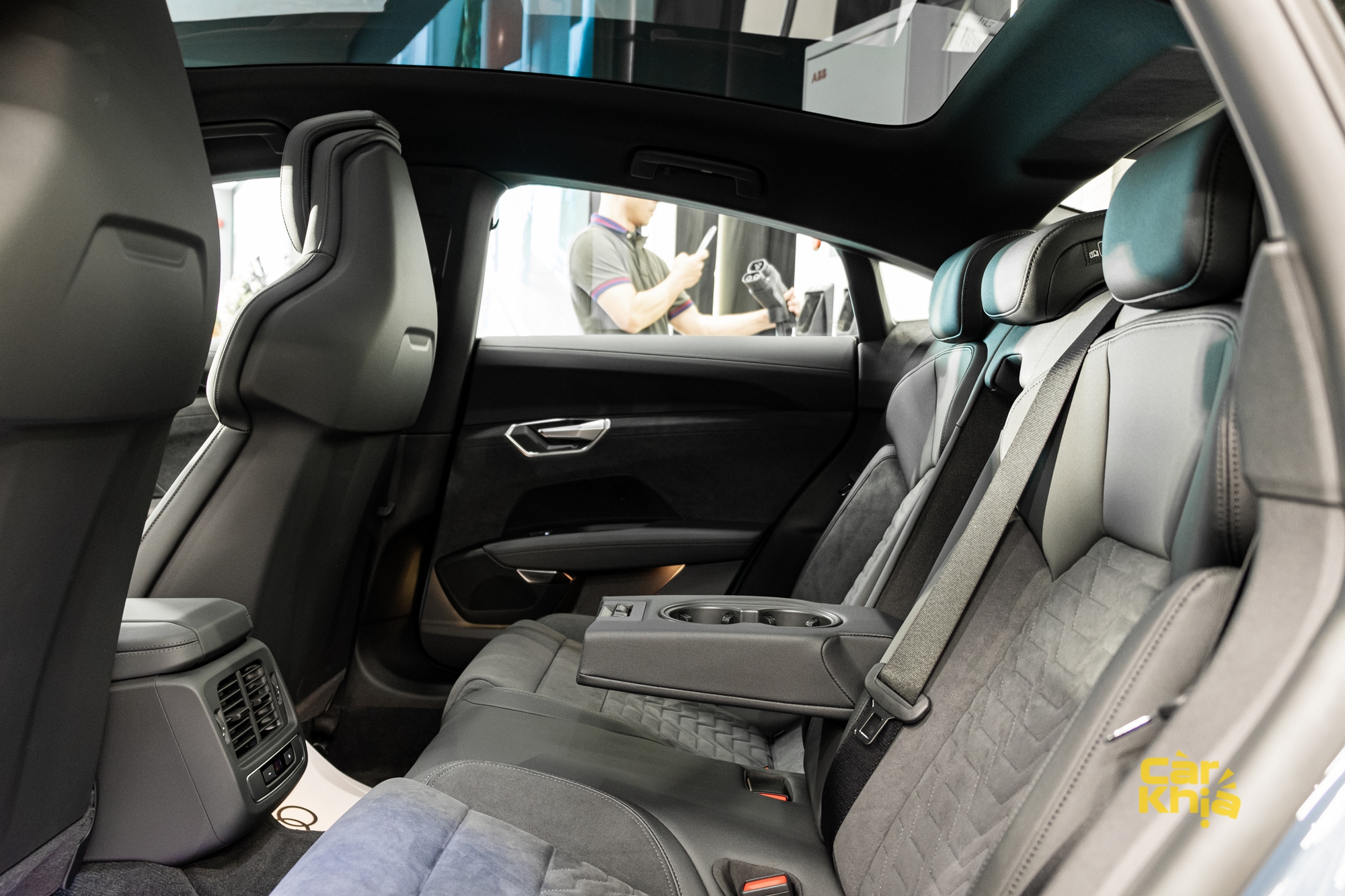 Audi RS e-tron GT giá 5,9 tỷ đồng tại Việt Nam: Sạc 5 phút đi 100km, đặt hàng 6 tháng mới có xe - Ảnh 5.