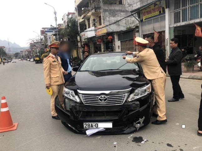Chủ tịch phường điều khiển xe ô tô ngược đường bị xử phạt 22 triệu đồng - Ảnh 1.