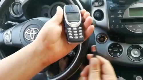 Thử cắm Nokia 3310 vào ô tô và cái kết khiến nhiều người ngỡ ngàng: Đúng là "huyền thoại", cái gì cũng có thể làm được! - Ảnh 1.