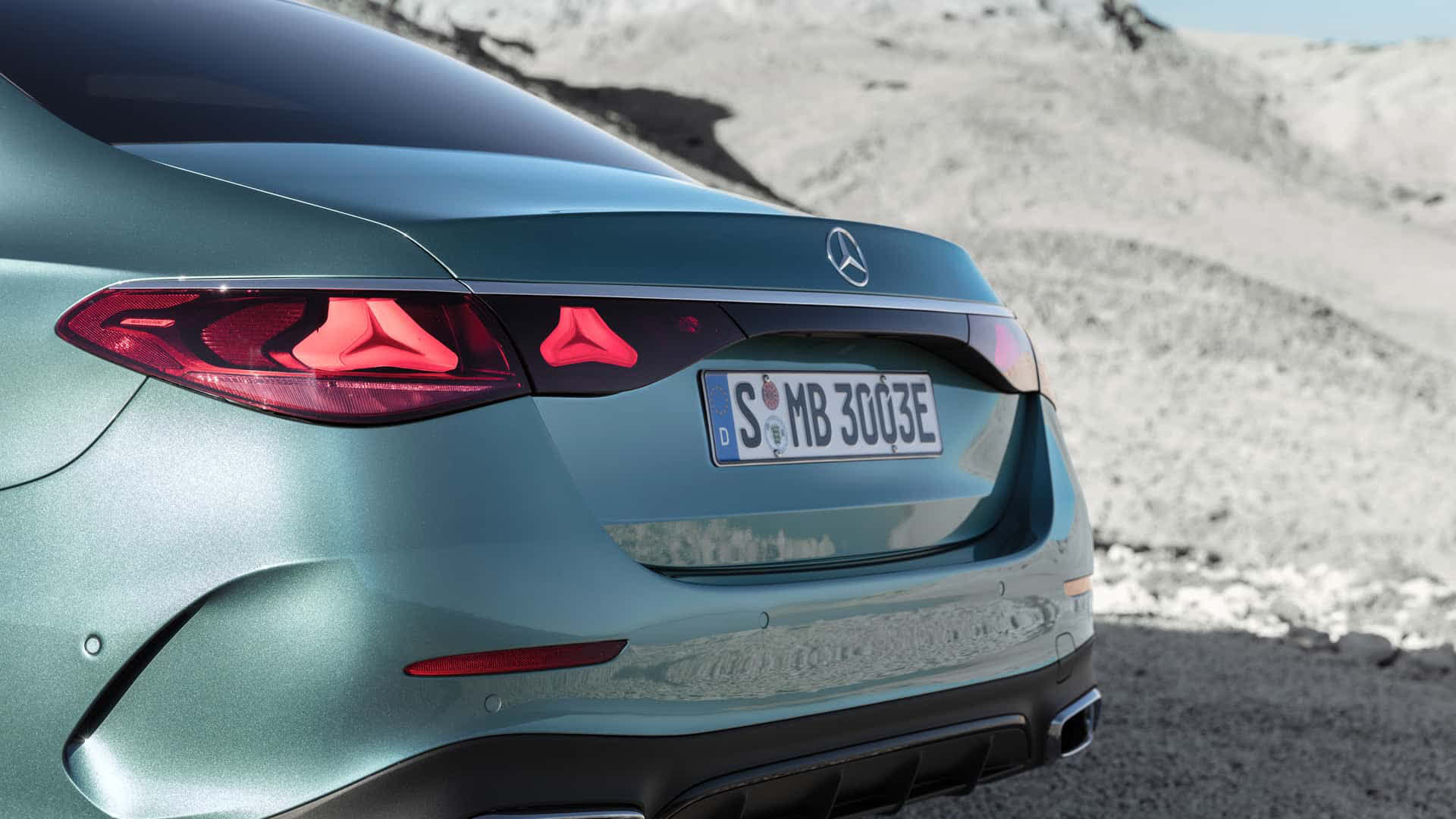 Ra mắt Mercedes-Benz E-Class 2024: Đèn lạ mắt, nhiều màn hình như EQS, đủ trò chơi game đến xem TikTok - Ảnh 3.