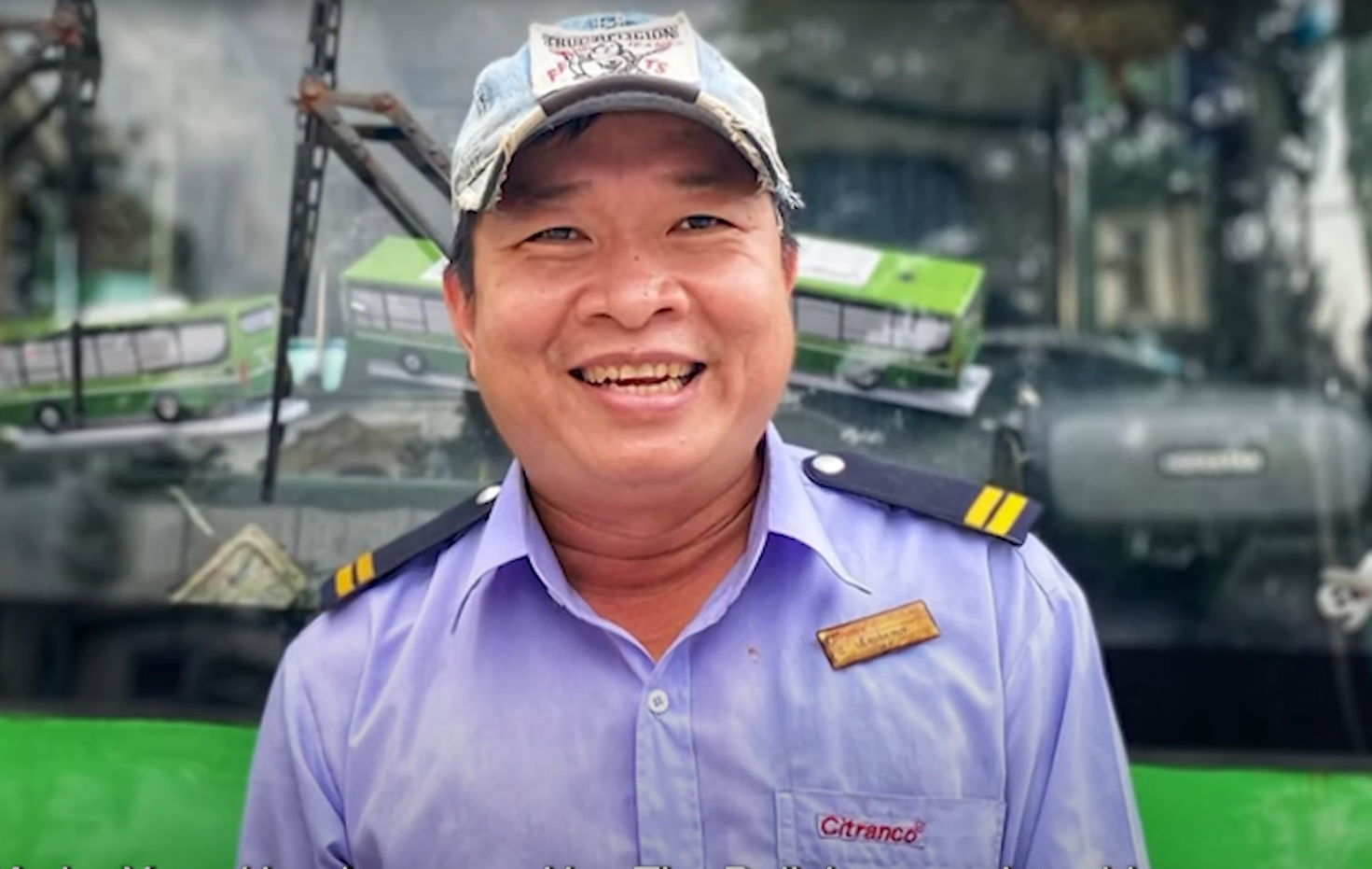 Đang làm ngân hàng thì chuyển qua lái xe buýt, tài xế 6 năm hóa "người hùng", nổi khắp Sài Gòn - Ảnh 1.