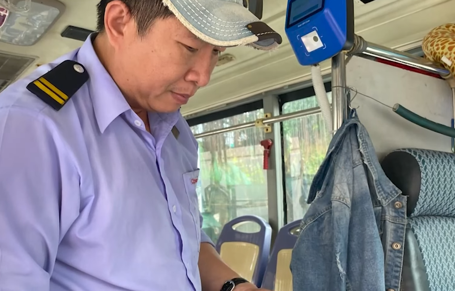 Đang làm ngân hàng thì chuyển qua lái xe buýt, tài xế 6 năm hóa "người hùng", nổi khắp Sài Gòn - Ảnh 3.