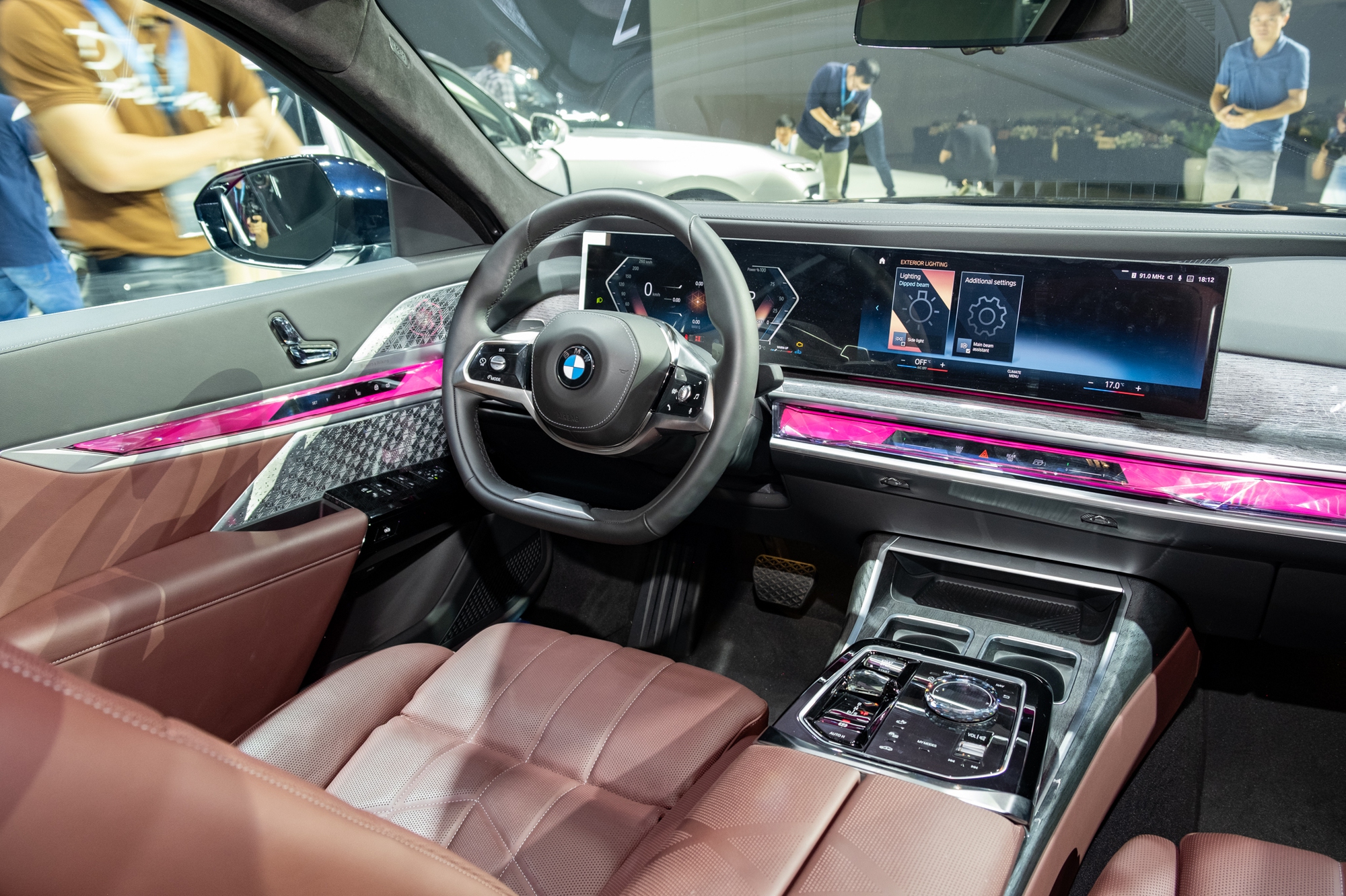 Ảnh thực tế BMW 7-Series 2023 giá từ 5,2 tỷ đồng tại Việt Nam: Nhiều màn hình, các chi tiết kiểu 3D, có điểm ‘học’ từ S-Class - Ảnh 7.