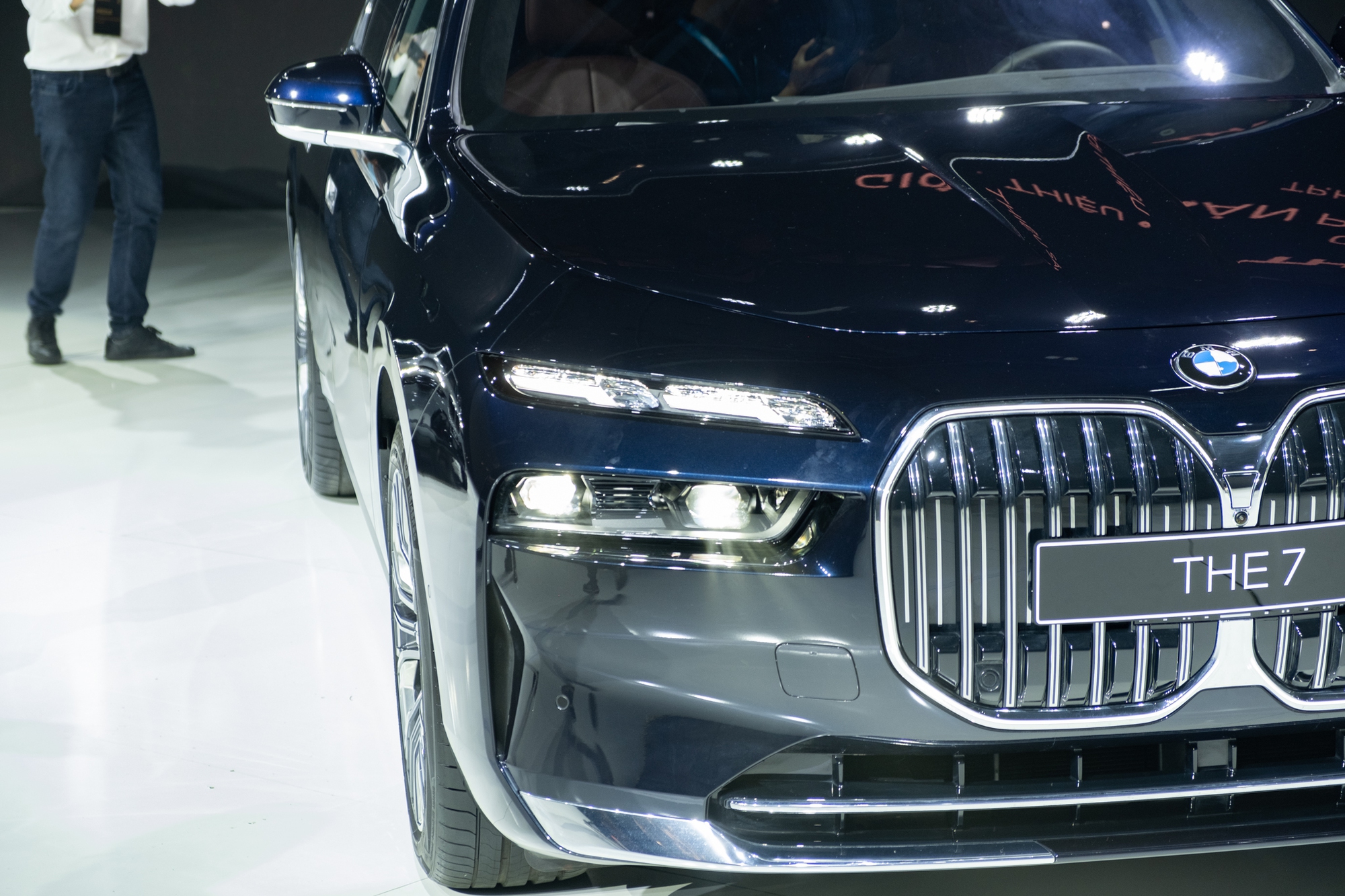 Ảnh thực tế BMW 7-Series 2023 giá từ 5,2 tỷ đồng tại Việt Nam: Nhiều màn hình, các chi tiết kiểu 3D, có điểm ‘học’ từ S-Class - Ảnh 4.