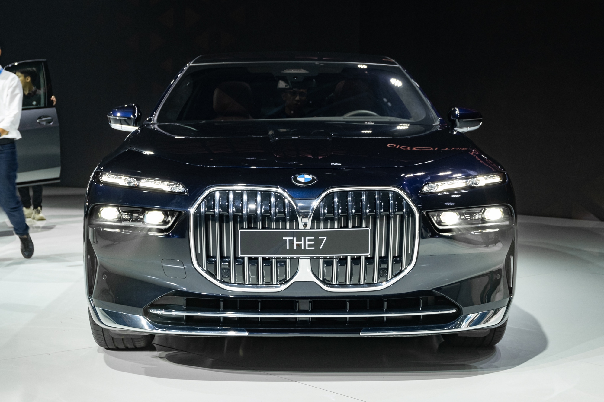 Ảnh thực tế BMW 7-Series 2023 giá từ 5,2 tỷ đồng tại Việt Nam: Nhiều màn hình, các chi tiết kiểu 3D, có điểm ‘học’ từ S-Class - Ảnh 2.
