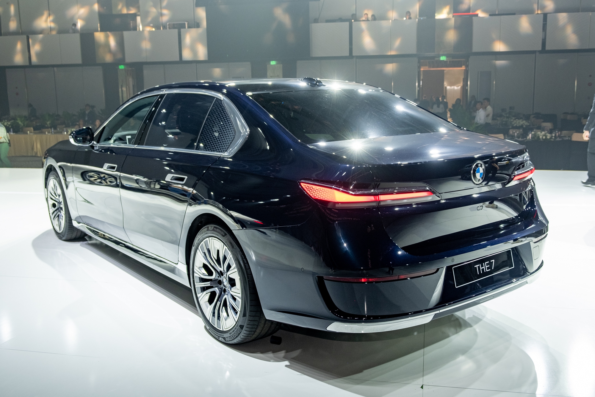 Ảnh thực tế BMW 7-Series 2023 giá từ 5,2 tỷ đồng tại Việt Nam: Nhiều màn hình, các chi tiết kiểu 3D, có điểm ‘học’ từ S-Class - Ảnh 5.