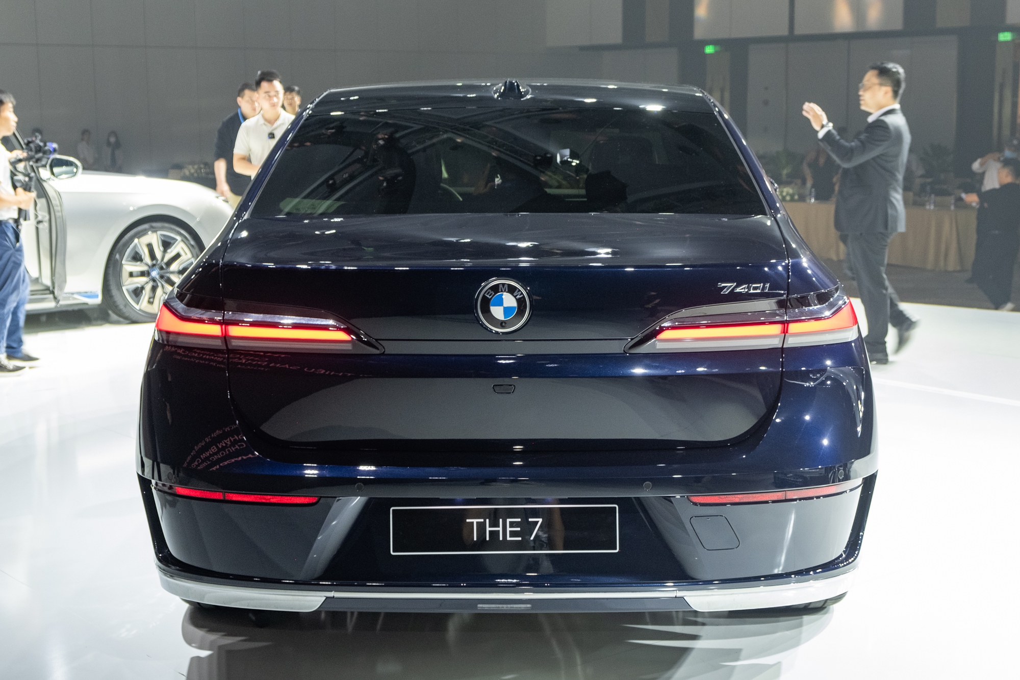 Ảnh thực tế BMW 7-Series giá từ 5,2 tỷ đồng:  - Ảnh 7.