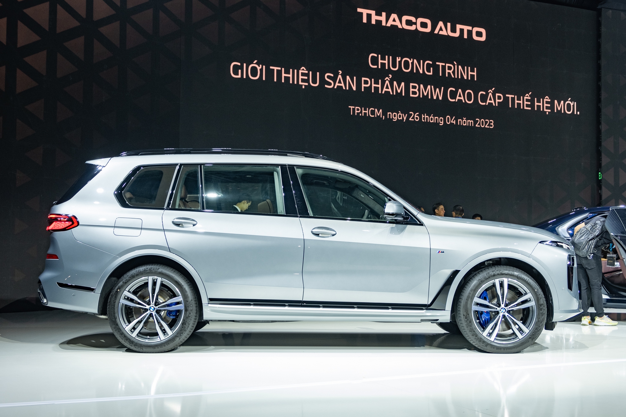 Ảnh thực tế BMW X7 2023 giá gần 6,3 tỷ đồng tại Việt Nam: Nâng cấp vài chi tiết chuẩn đẳng cấp xe nhà giàu - Ảnh 4.