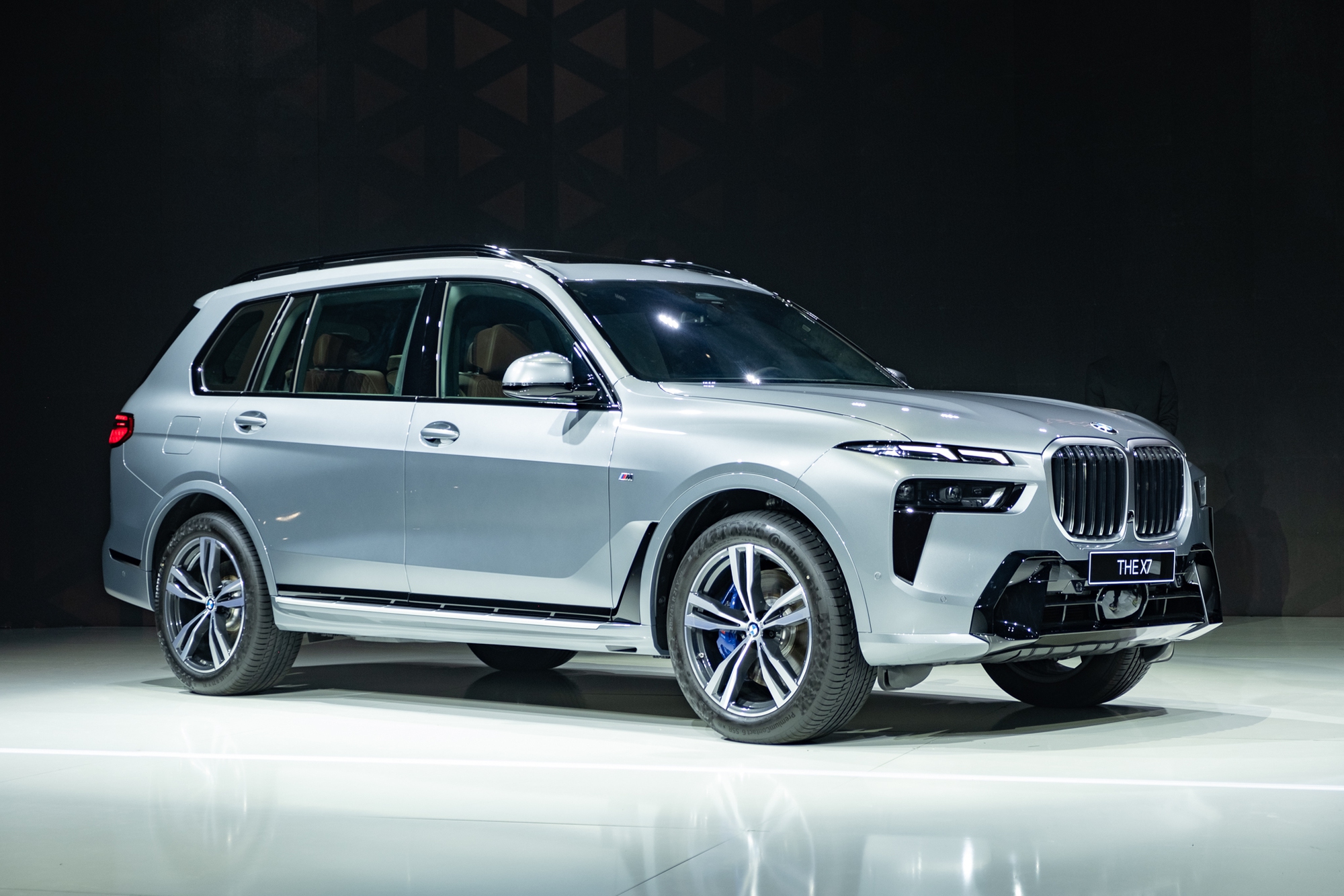 Ảnh thực tế BMW X7 2023 giá gần 6,3 tỷ đồng tại Việt Nam: Nâng cấp vài chi tiết chuẩn đẳng cấp xe nhà giàu - Ảnh 1.
