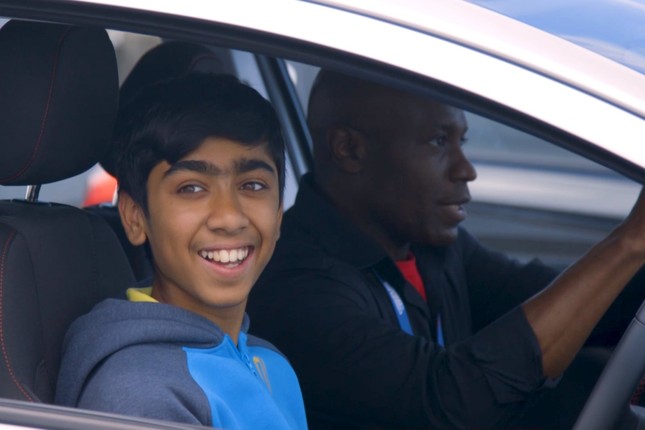 Chuyên gia Anh khuyến khích trẻ em học lái xe từ khi 10 tuổi - Ảnh 3.
